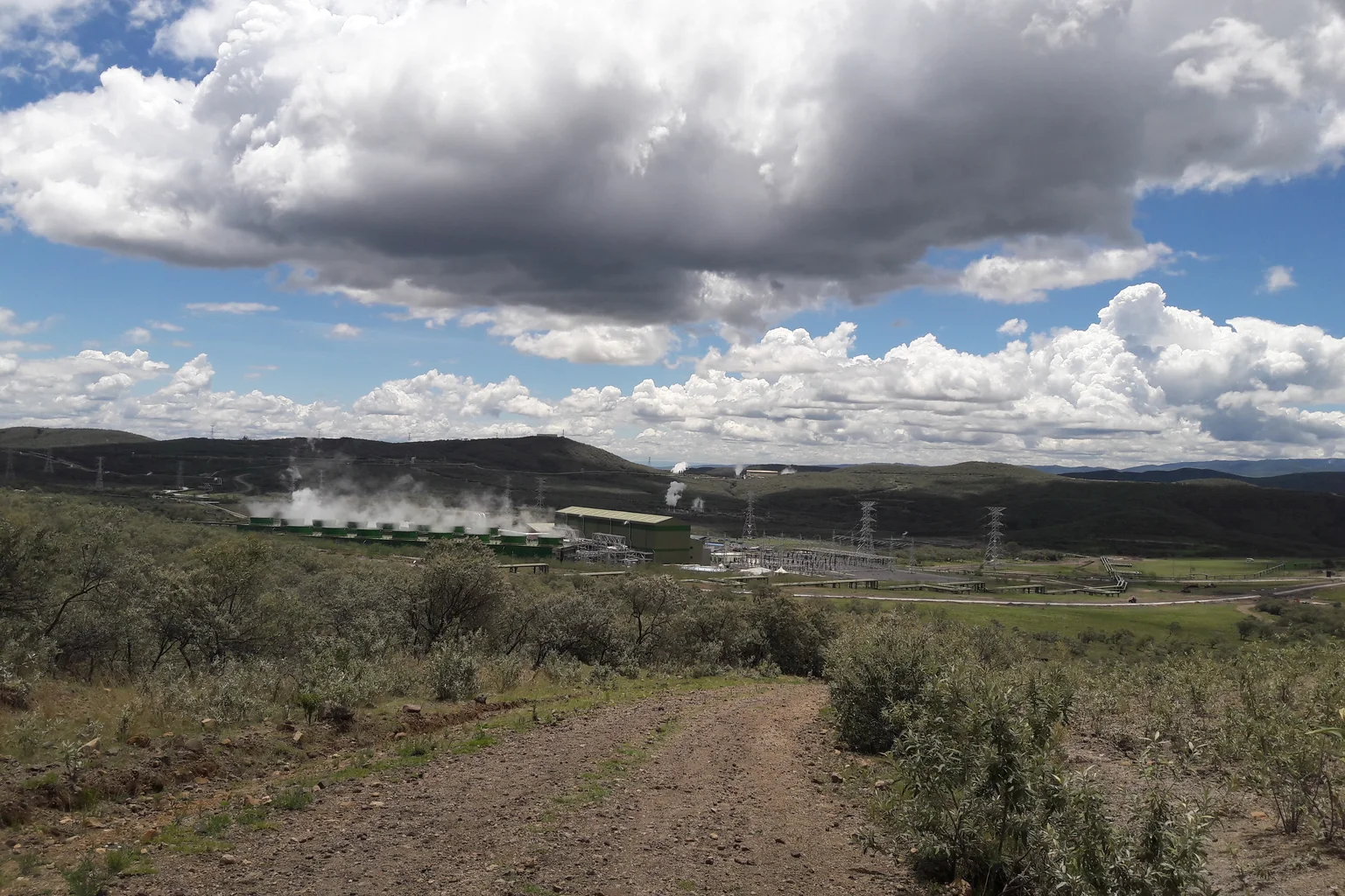 Licensed photograph relevant to Olkaria Geothermal Complex; Photo: Macabe5387 / Wikimedia Commons · CC BY-SA 4.0 · Cropped, resized and converted to WebP by VeriCtory