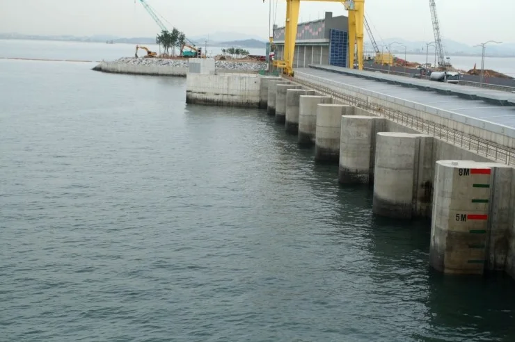 Licensed photograph relevant to Sihwa Lake Tidal Power Station; Photo: 핑크로즈 / Wikimedia Commons · CC BY 2.0 KR · Converted to WebP by VeriCtory