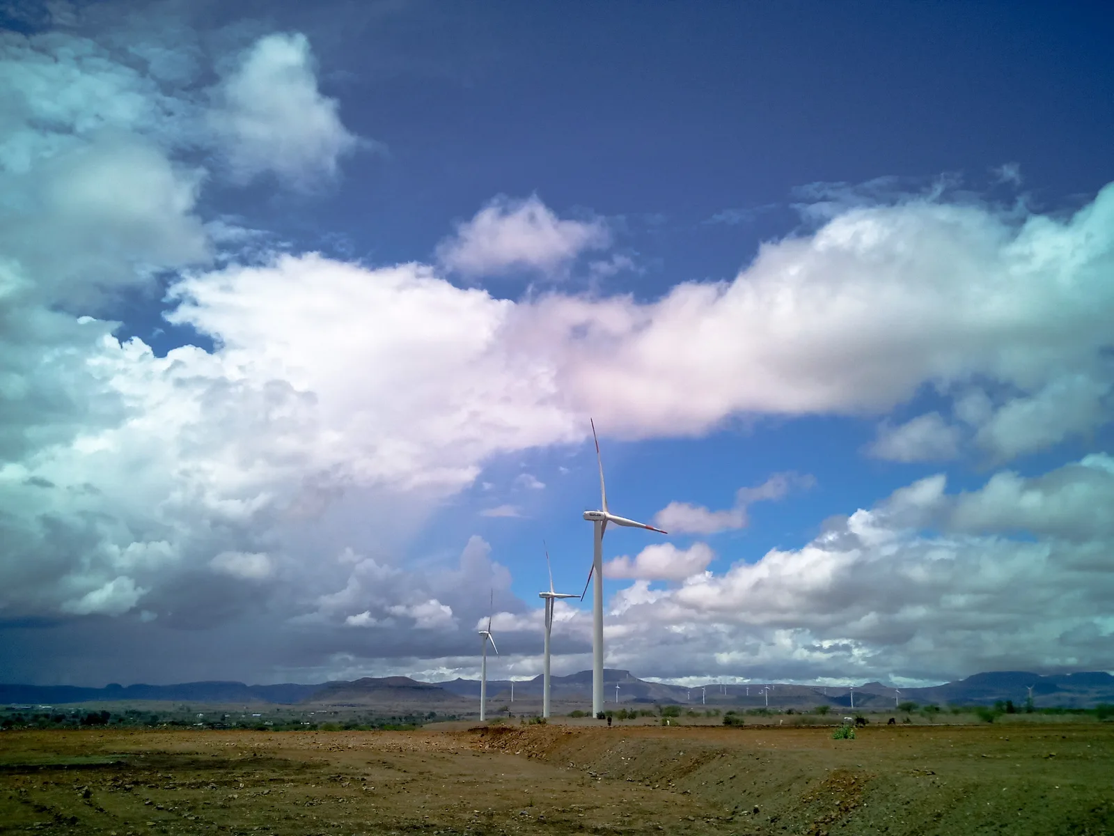 Licensed photograph relevant to 25.5 MW Wind Energy Farm at Nandurbar, Maharashtra by HZL; Photo: SuyogJoshiPhotography / Wikimedia Commons (CC BY-SA 4.0); Wind farm near Nashik, Maharashtra; not a photograph of the Nandurbar project. Resized and converted to WebP by VeriCtory.